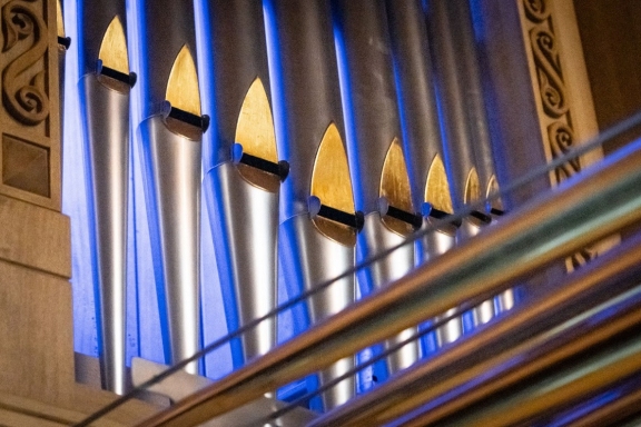 &Vcy;&iecy;&chcy;&iecy;&rcy; &vcy; &Scy;&ocy;&bcy;&ocy;&rcy;&iecy; &pcy;&rcy;&icy; &scy;&vcy;&iecy;&chcy;&acy;&khcy;&colon; "&KHcy;&rcy;&icy;&scy;&tcy;&ocy;&scy; &vcy;&ocy;&scy;&kcy;&rcy;&iecy;&scy; &scy;&iecy;&gcy;&ocy;&dcy;&ncy;&yacy;"