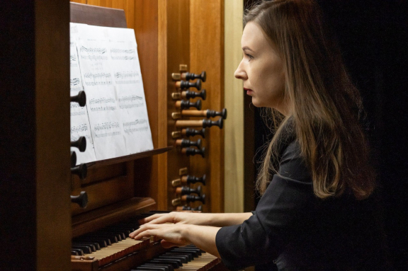 &Rcy;&ocy;&mcy;&acy;&ncy;&tcy;&icy;&chcy;&iecy;&scy;&kcy;&icy;&jcy; &vcy;&iecy;&chcy;&iecy;&rcy; &vcy; &Scy;&ocy;&bcy;&ocy;&rcy;&iecy; &pcy;&rcy;&icy; &scy;&vcy;&iecy;&chcy;&acy;&khcy;