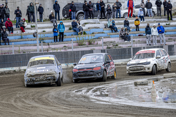 Автомобильное шоу «Трек-400».Трековая гонка по гаревой дорожке