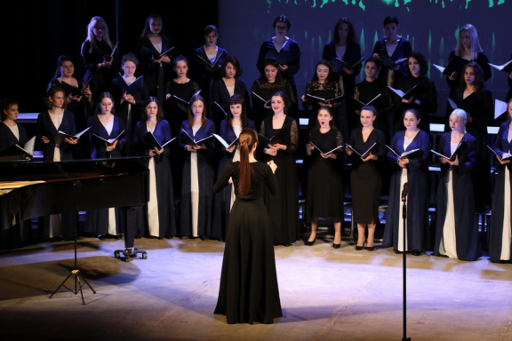 &KHcy;&ocy;&rcy; &mcy;&ocy;&lcy;&ocy;&dcy;&iecy;&zhcy;&icy; &icy; &scy;&tcy;&ucy;&dcy;&iecy;&ncy;&tcy;&ocy;&vcy;&period; "&Kcy; 130-&lcy;&iecy;&tcy;&icy;&yucy; &Scy;&iecy;&rcy;&gcy;&iecy;&yacy; &IEcy;&scy;&iecy;&ncy;&icy;&ncy;&acy;"