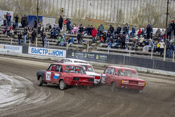 Автомобильное шоу «Трек-400».Трековая гонка по гаревой дорожке