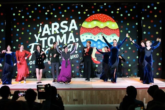 &Gcy;&acy;&lcy;&acy;-&kcy;&ocy;&ncy;&tscy;&iecy;&rcy;&tcy; &mcy;&iecy;&zhcy;&dcy;&ucy;&ncy;&acy;&rcy;&ocy;&dcy;&ncy;&ocy;&gcy;&ocy; &fcy;&iecy;&scy;&tcy;&icy;&vcy;&acy;&lcy;&yacy; &fcy;&lcy;&acy;&mcy;&iecy;&ncy;&kcy;&ocy; &laquo;&excl;Arsa y toma&iexcl;&raquo;