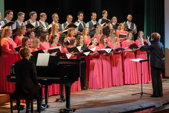 &KHcy;&ocy;&rcy; &mcy;&ocy;&lcy;&ocy;&dcy;&iecy;&zhcy;&icy; &icy; &scy;&tcy;&ucy;&dcy;&iecy;&ncy;&tcy;&ocy;&vcy;&period; "&Kcy; 130-&lcy;&iecy;&tcy;&icy;&yucy; &Scy;&iecy;&rcy;&gcy;&iecy;&yacy; &IEcy;&scy;&iecy;&ncy;&icy;&ncy;&acy;"