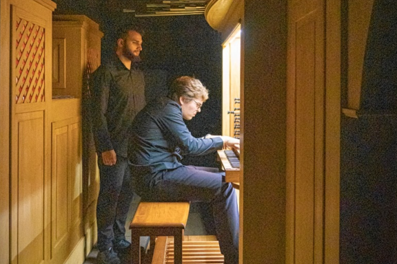 &Vcy;&iecy;&chcy;&iecy;&rcy; &vcy; &Scy;&ocy;&bcy;&ocy;&rcy;&iecy; &pcy;&rcy;&icy; &scy;&vcy;&iecy;&chcy;&acy;&khcy;&colon; "&KHcy;&rcy;&icy;&scy;&tcy;&ocy;&scy; &vcy;&ocy;&scy;&kcy;&rcy;&iecy;&scy; &scy;&iecy;&gcy;&ocy;&dcy;&ncy;&yacy;"