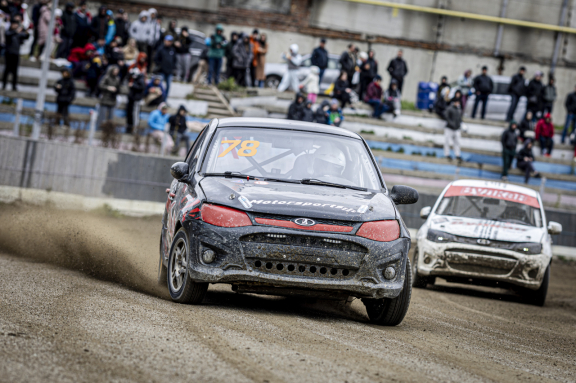 Автомобильное шоу «Трек-400».Трековая гонка по гаревой дорожке