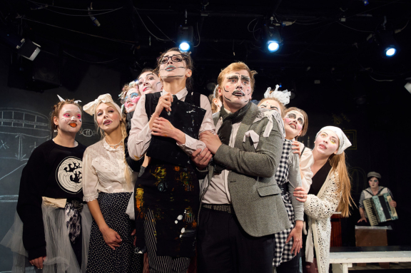 "&Icy; &vcy;&scy;&iocy; &zcy;&acy;&vcy;&iecy;&rcy;&tcy;&IEcy;&period;&period;&period;" &Kcy;&ocy;&mcy;&mcy;&ucy;&ncy;&acy;&lcy;&softcy;&ncy;&ycy;&jcy; &kcy;&vcy;&acy;&rcy;&tcy;&icy;&rcy;&ncy;&icy;&kcy; &vcy; &dcy;&vcy;&ucy;&khcy; &chcy;&acy;&scy;&tcy;&yacy;&khcy;