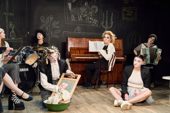 "&Icy; &vcy;&scy;&iocy; &zcy;&acy;&vcy;&iecy;&rcy;&tcy;&IEcy;&period;&period;&period;" &Kcy;&ocy;&mcy;&mcy;&ucy;&ncy;&acy;&lcy;&softcy;&ncy;&ycy;&jcy; &kcy;&vcy;&acy;&rcy;&tcy;&icy;&rcy;&ncy;&icy;&kcy; &vcy; &dcy;&vcy;&ucy;&khcy; &chcy;&acy;&scy;&tcy;&yacy;&khcy;