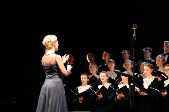 &KHcy;&ocy;&rcy; &mcy;&ocy;&lcy;&ocy;&dcy;&iecy;&zhcy;&icy; &icy; &scy;&tcy;&ucy;&dcy;&iecy;&ncy;&tcy;&ocy;&vcy;&period; "&Kcy; 130-&lcy;&iecy;&tcy;&icy;&yucy; &Scy;&iecy;&rcy;&gcy;&iecy;&yacy; &IEcy;&scy;&iecy;&ncy;&icy;&ncy;&acy;"