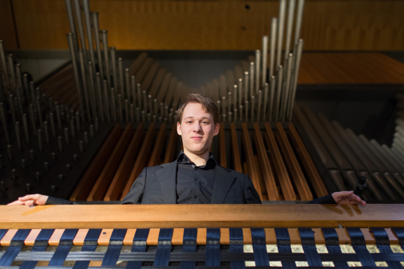 &Kcy;&ocy;&ncy;&tscy;&iecy;&rcy;&tcy; &pcy;&rcy;&icy; &scy;&vcy;&iecy;&chcy;&acy;&khcy;&colon; Victimae paschali &lpar;&laquo;&Pcy;&acy;&scy;&khcy;&acy;&lcy;&softcy;&ncy;&ocy;&jcy; &zhcy;&iecy;&rcy;&tcy;&vcy;&iecy;&raquo;&rpar;