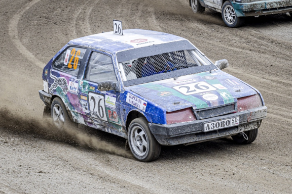 Автомобильное шоу «Трек-400».Трековая гонка по гаревой дорожке