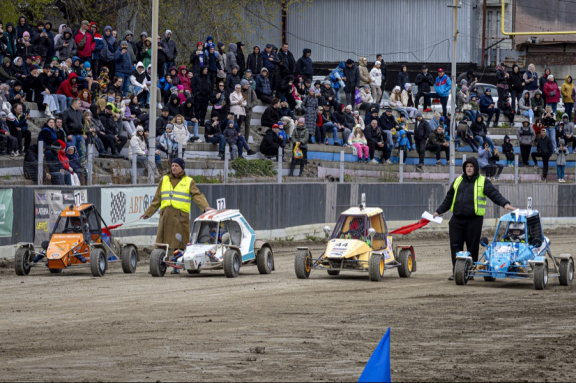 Автомобильное шоу «Трек-400».Трековая гонка по гаревой дорожке