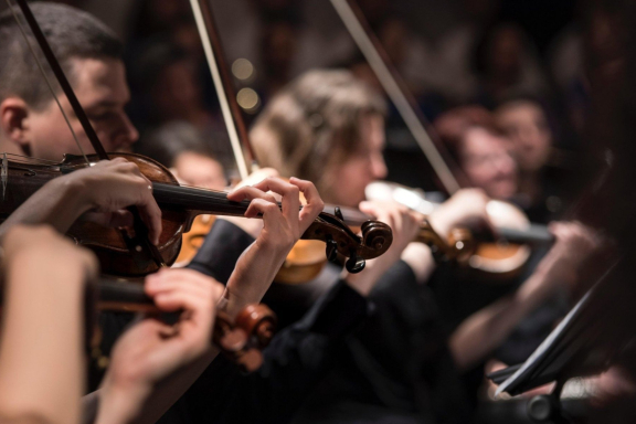 Новогодний концерт с симфоническим оркестром. Зимние песни о главном
