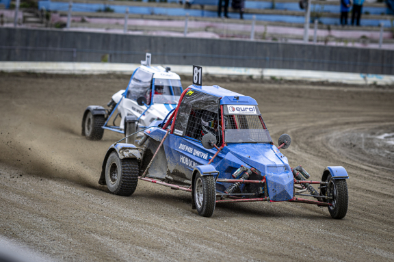 Автомобильное шоу «Трек-400».Трековая гонка по гаревой дорожке