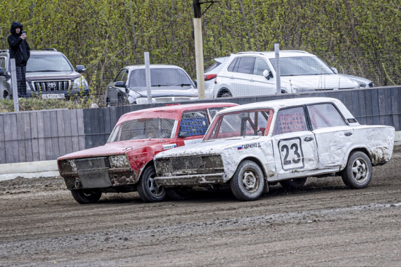 Автомобильное шоу «Трек-400».Трековая гонка по гаревой дорожке