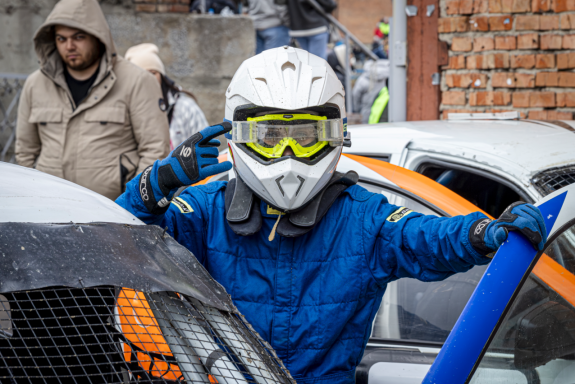 Автомобильное шоу «Трек-400».Трековая гонка по гаревой дорожке